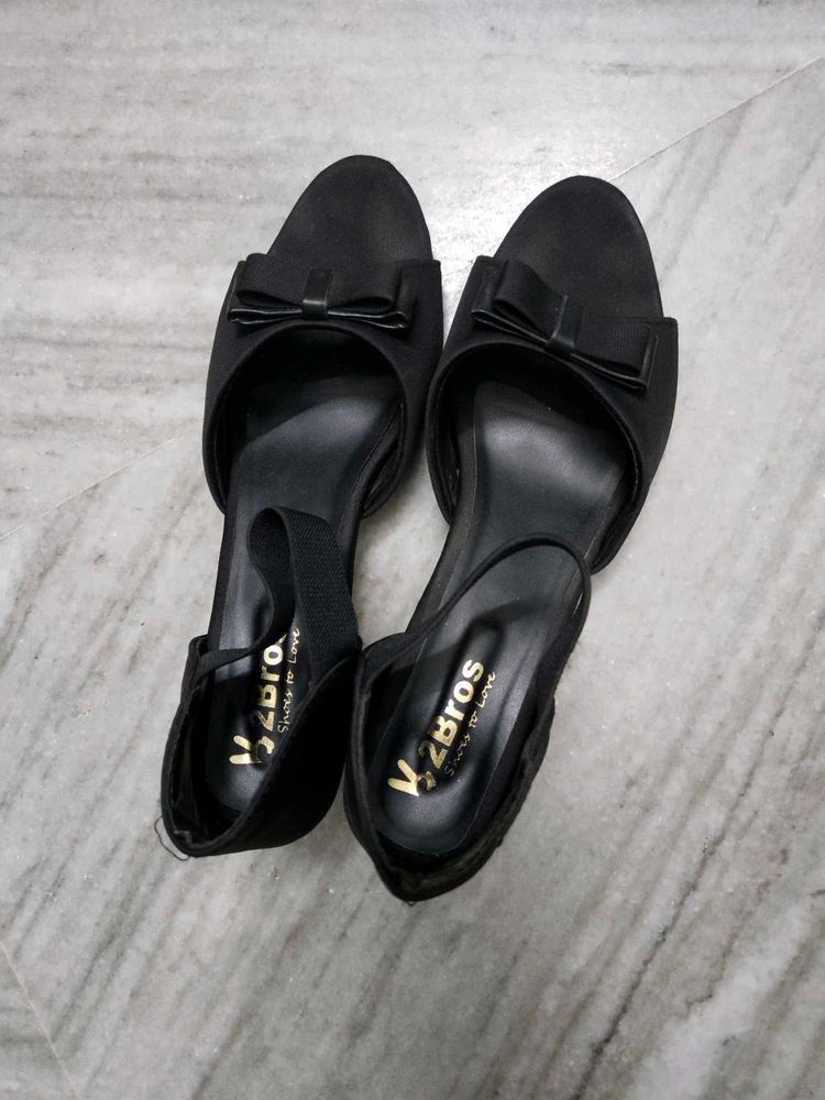 Chic Black Bow Heels