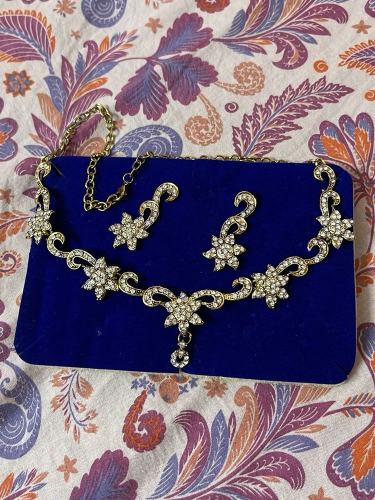 Sparkling Flower Necklace &amp; Earring Set