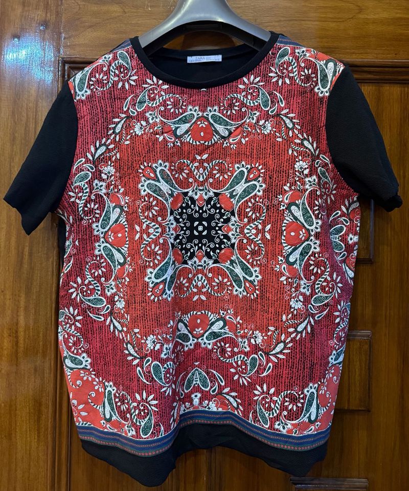 Zaara Black T-Shirt with Side Pattern