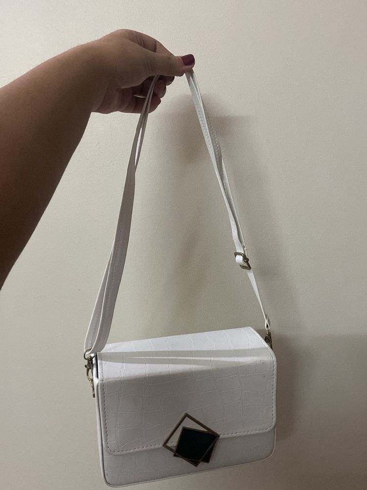 White Sling Bag Daily Purpose Very Useful🩵