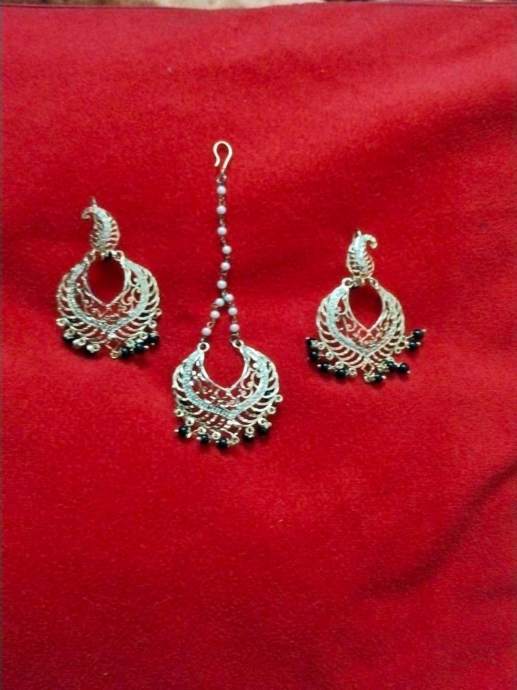 Beutiful Goldan Earrings With Maag Tikka