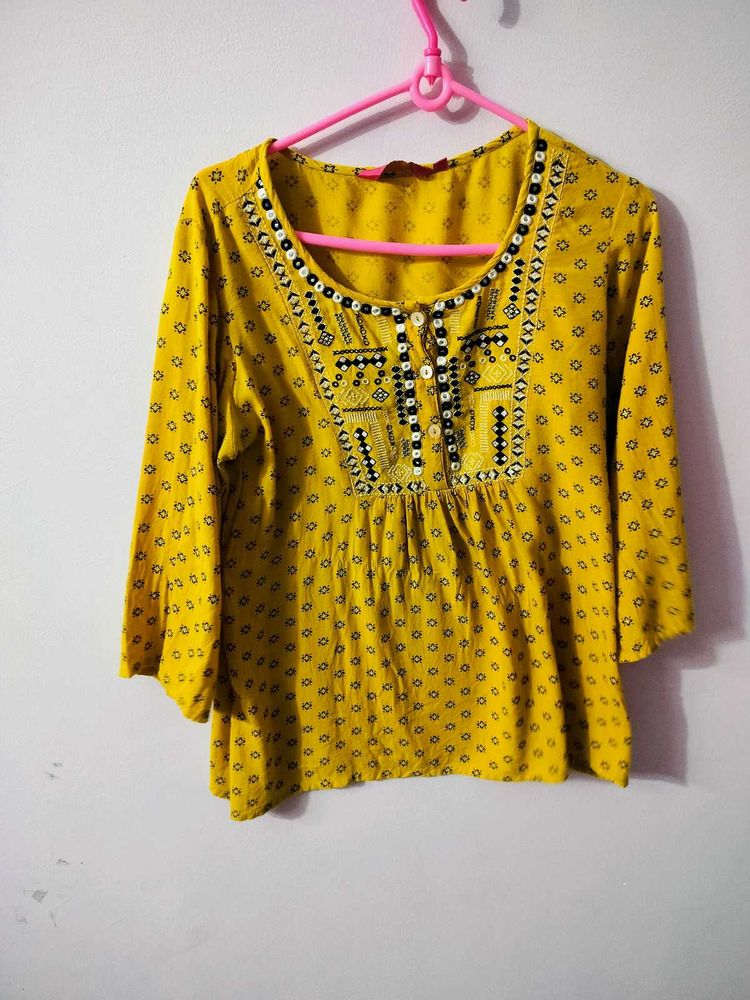 Yellow Printed Top 💛⭐