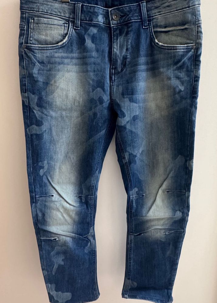 UCB - Distressed Camo Jeans