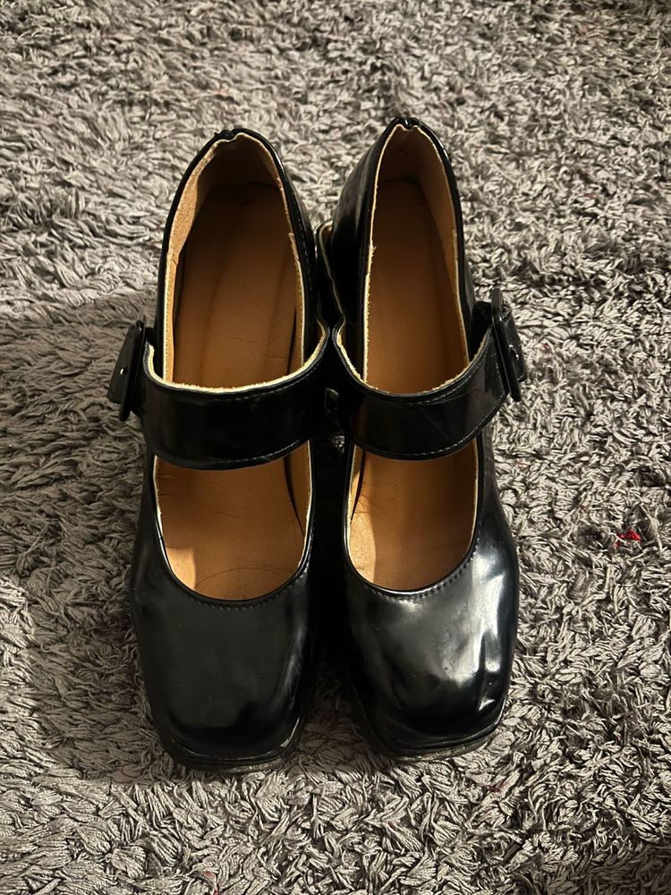 Chic Black Mary Jane Heels