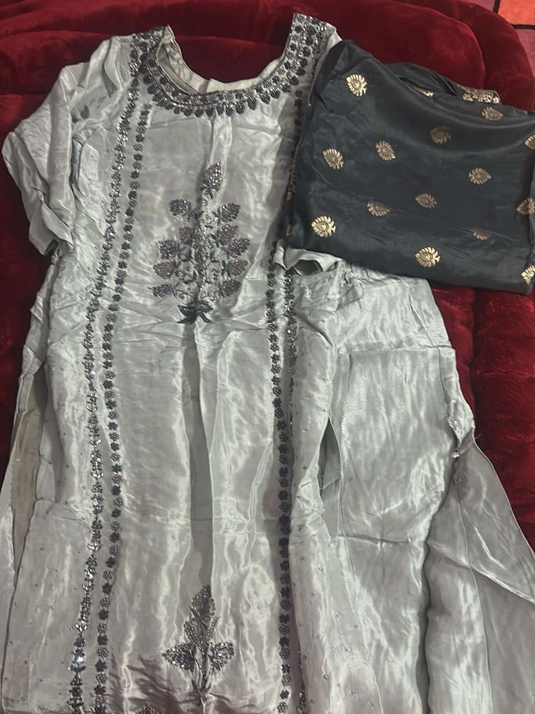Elegant Pakistani Suit