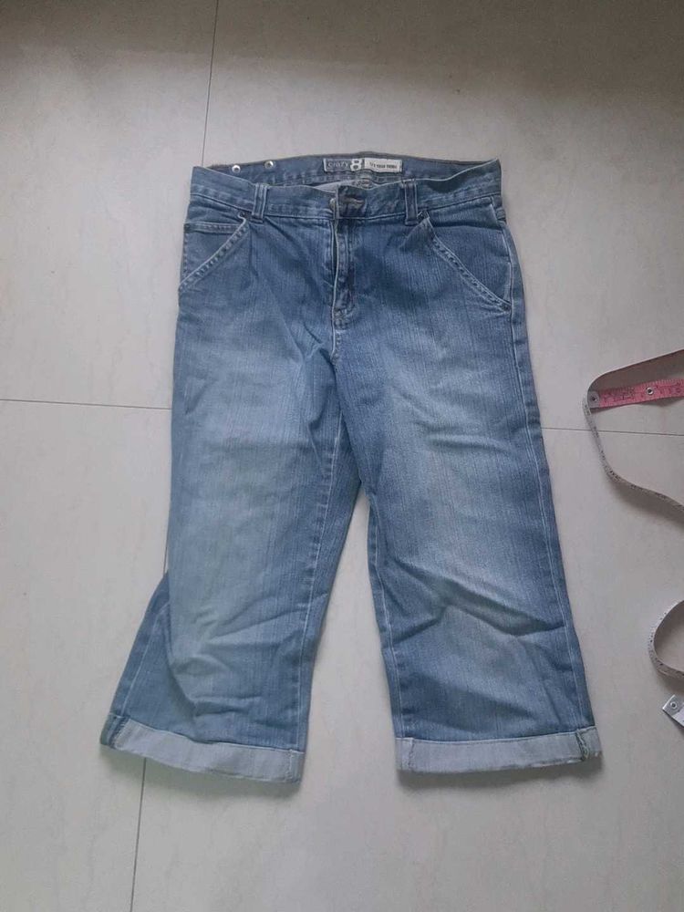 Capri Jeans - Denim Style. Painted pocket