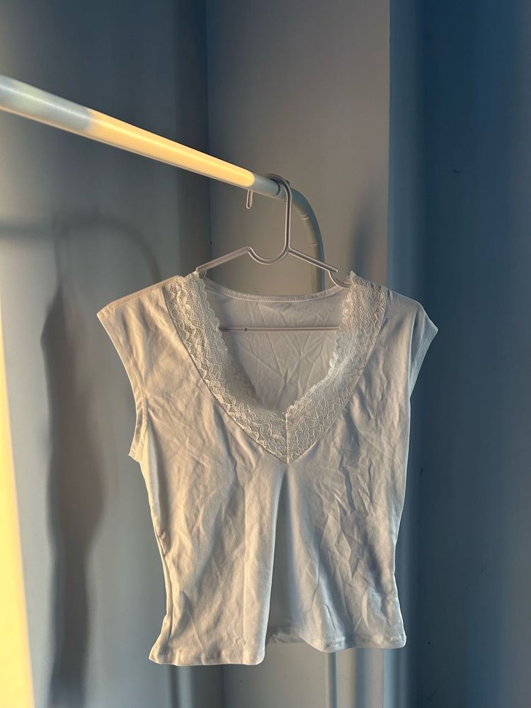 Lace Trim V-Neck Sleeveless Top