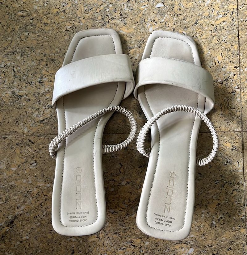 Zudio White Flats