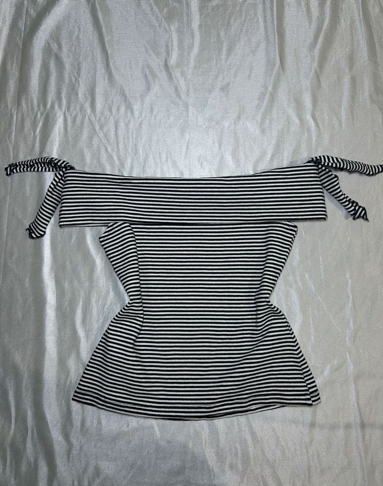 striped top🖤🤍