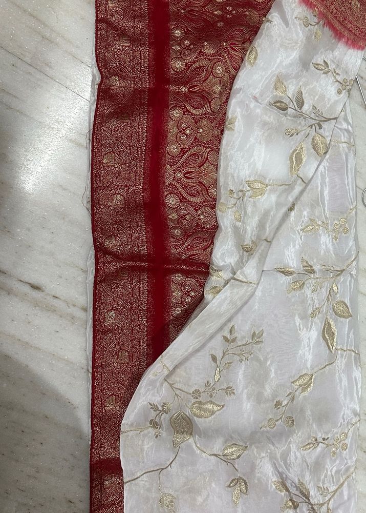 Elegant White Saree with Gold Leaf Motifs