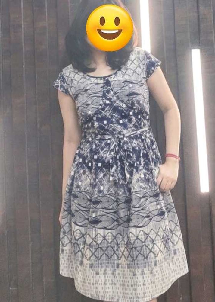 👗 Stylish Blue &amp; White Patterned Tie-Waist Dress