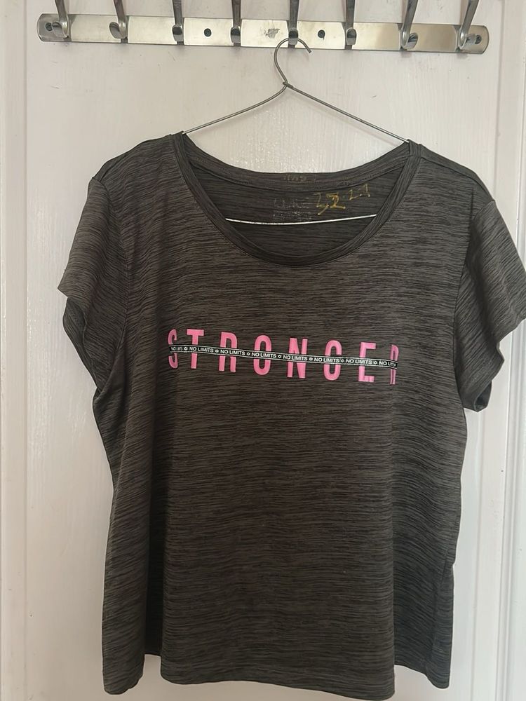 Graphic Print "Stronger" T-Shirt