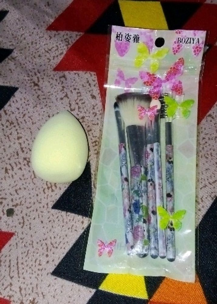 Makeup Brush With One Blender Puff