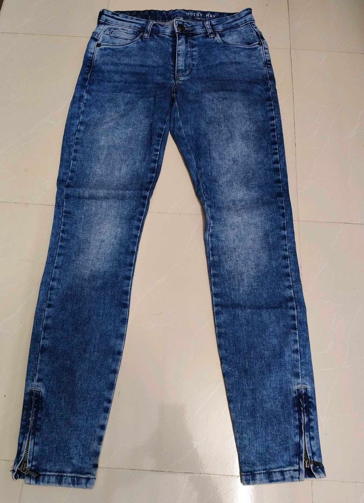 Stylish Blue Acid Wash Jeans with Zippers