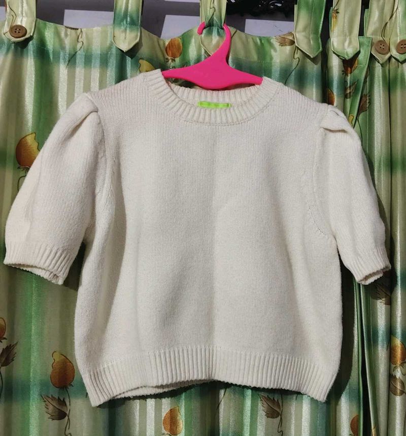 Oversized whitish cream woolen top 🤍