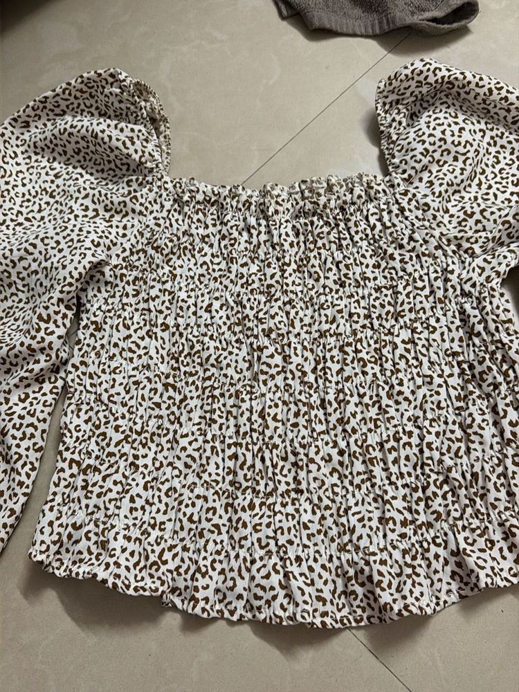 Chic Leopard Print Smocked Top