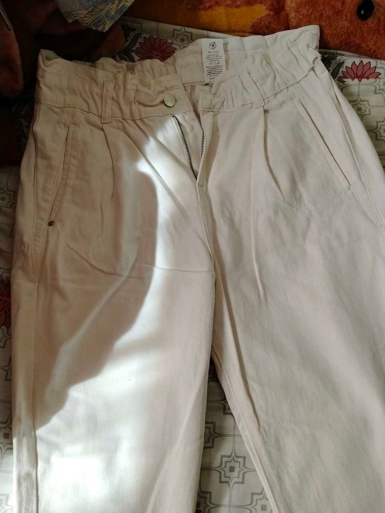 A New White Denim Jeans With Pockets.