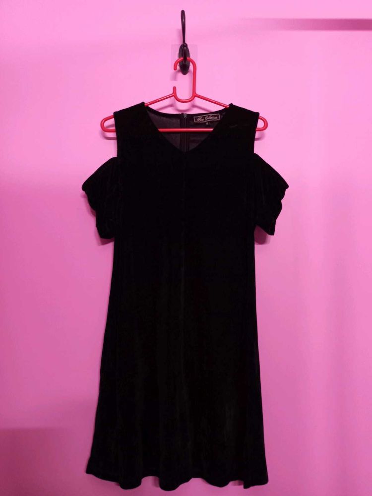 Elegant Black Cold Shoulder Velvet Dress