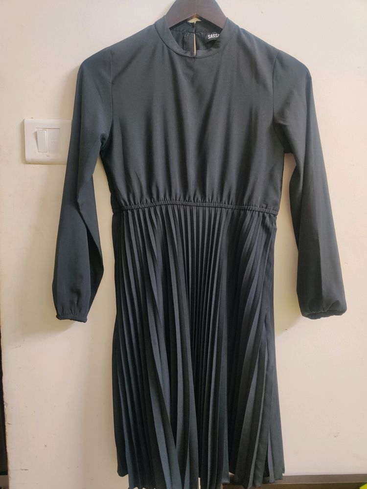 SASSAFRAS Black Accordion Pleats Empire Dress