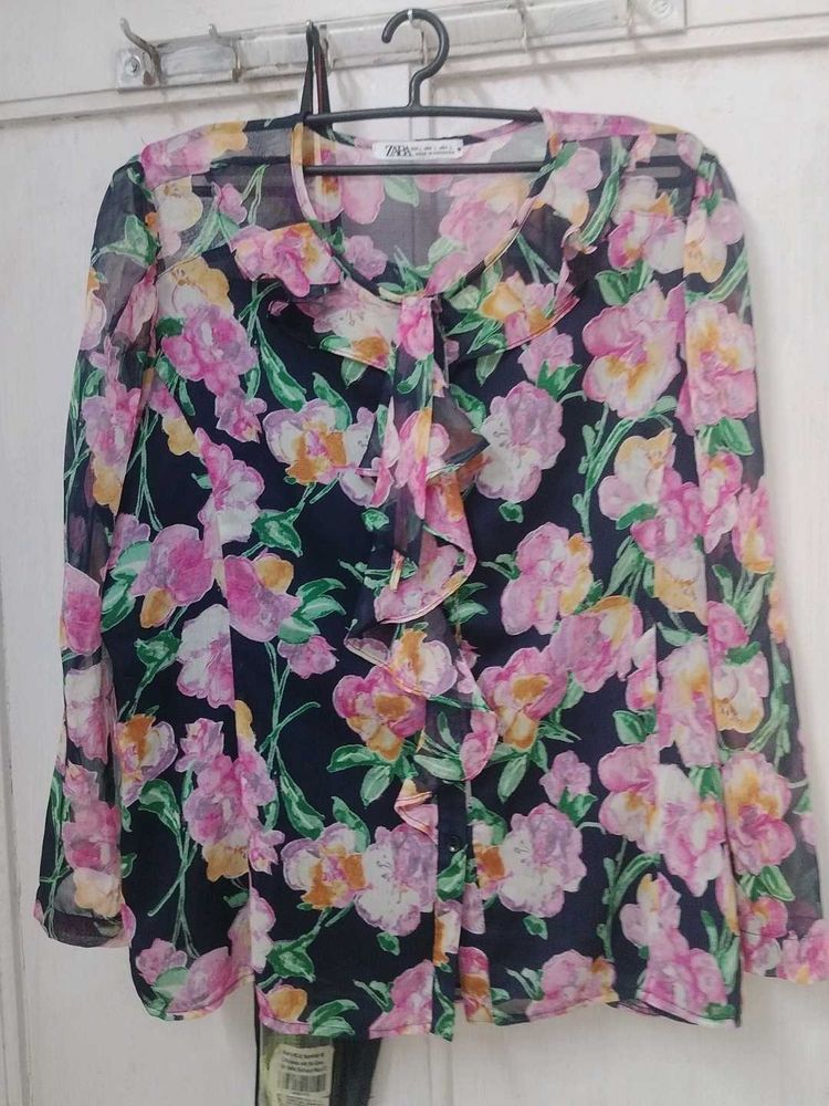 Zara top.neevr used L size.