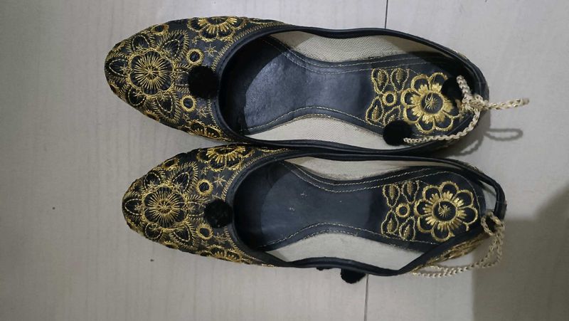Embroidered Jutti Flats