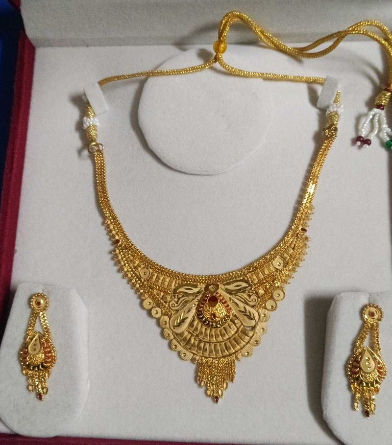 Elegant Gold Necklace and Earring Set