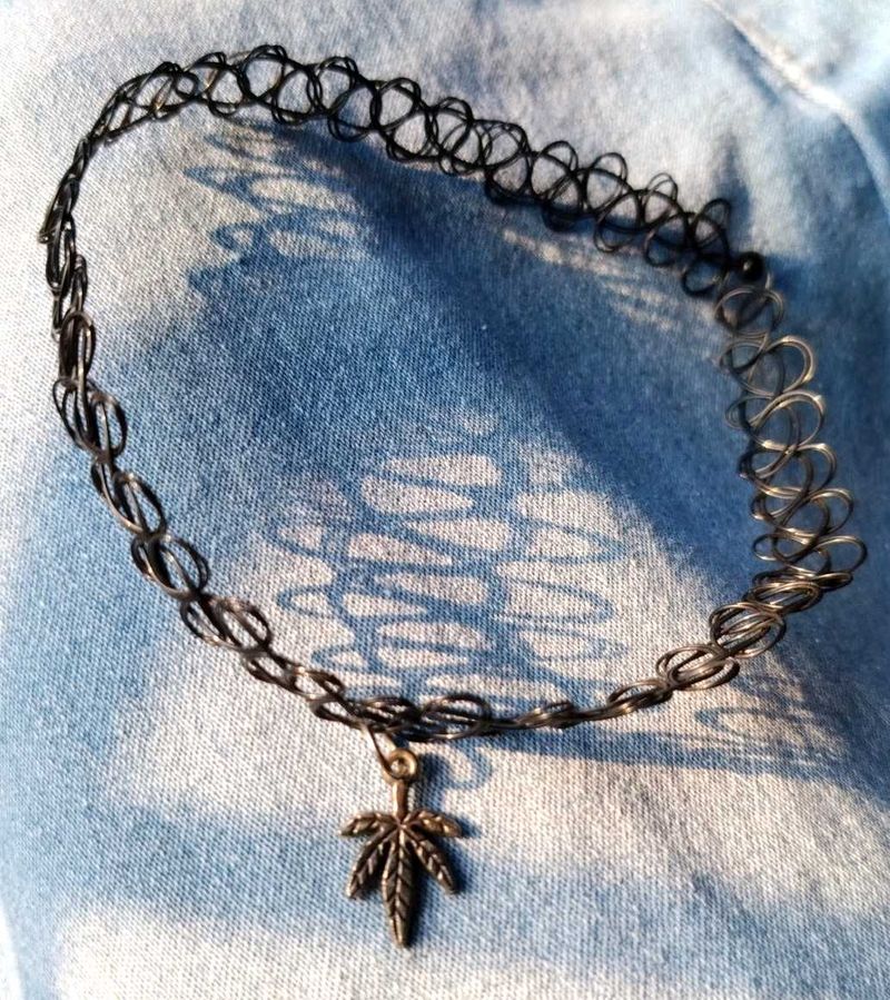 Edgy Leaf Charm Tattoo Choker Necklace