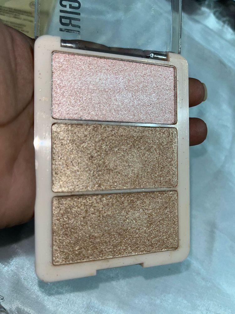 3-Shade Highlighter Palette