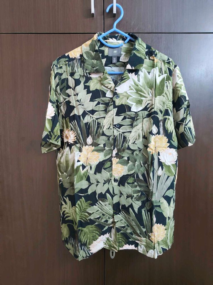 H&amp;M Men's Tropical Print Short Sleeve Shirt
