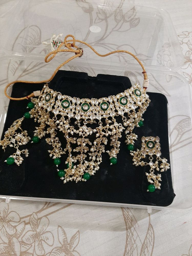 choker set in green