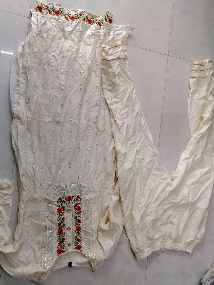 Elegant White Kurta Set with Floral Embroidery