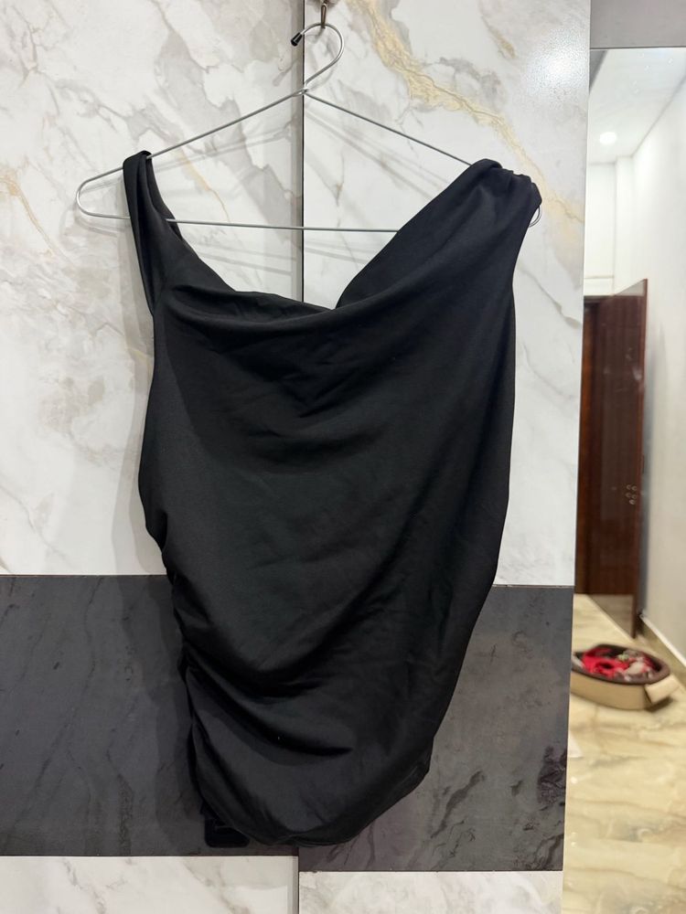 Chic Black One-Shoulder Ruched Top