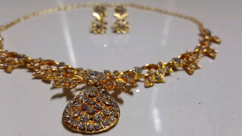 Stunning Gold-Plated Necklace &amp; Earrings Set