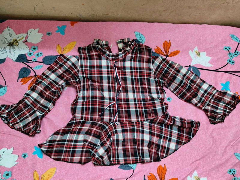 Plaid Top with Long Sleeves
