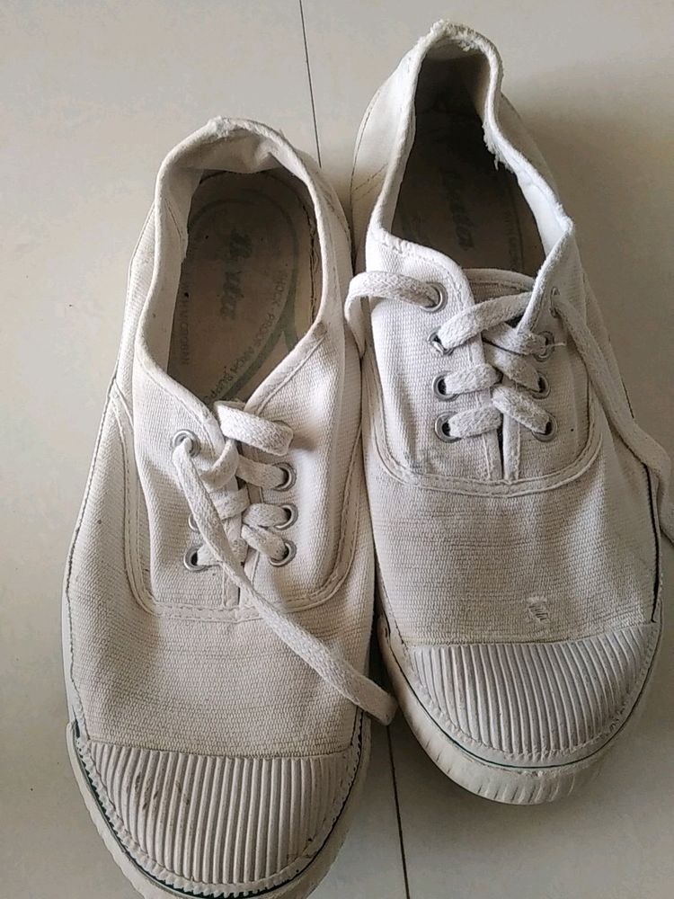 P.T white school shoes used