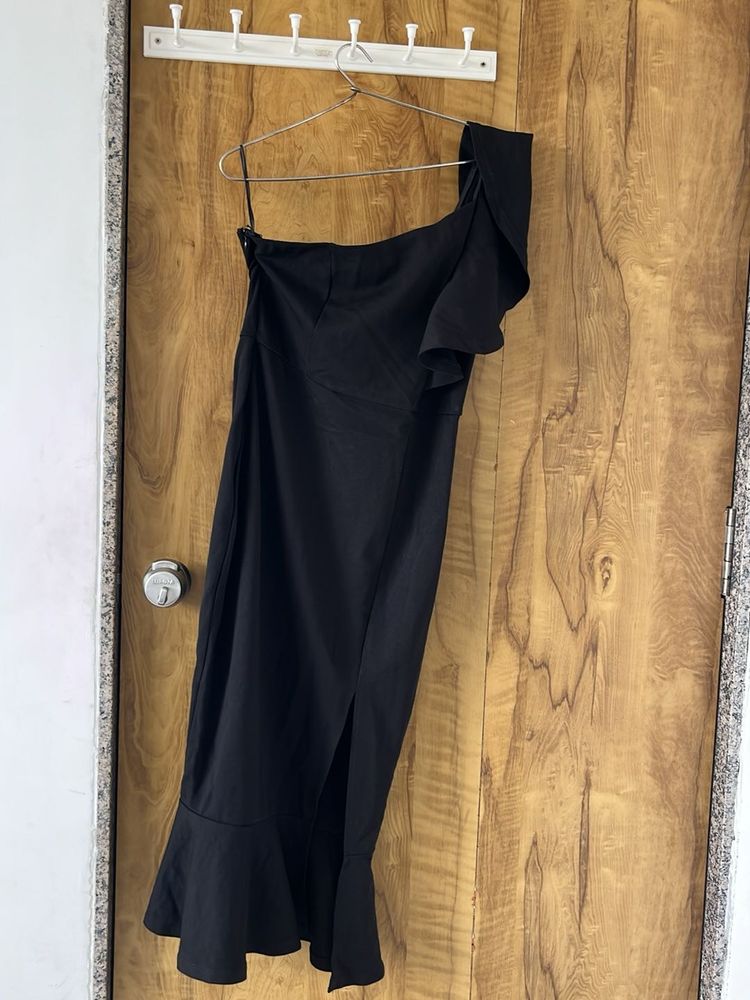 Chic Black One-Shoulder Ruffle Dress