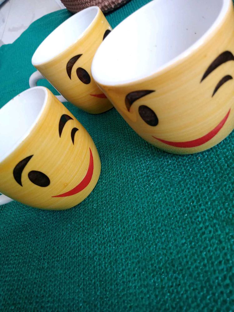 Winking Emoji Coffee Mugs Set