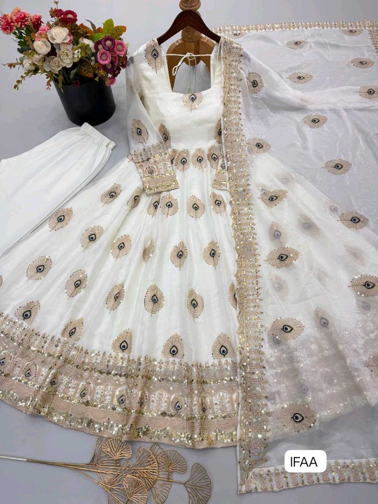 Elegant White Kurta Set with Peacock Motif