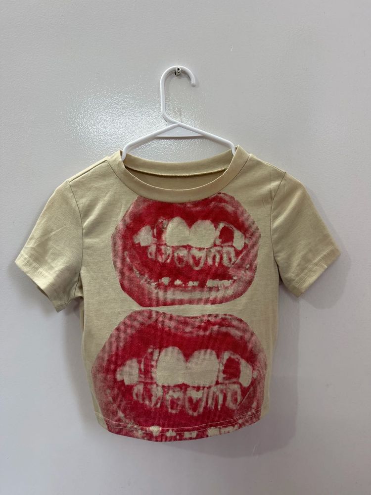 Graphic Lips Print T-Shirt