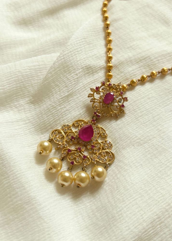 Elegant Gold Necklace with Pendant