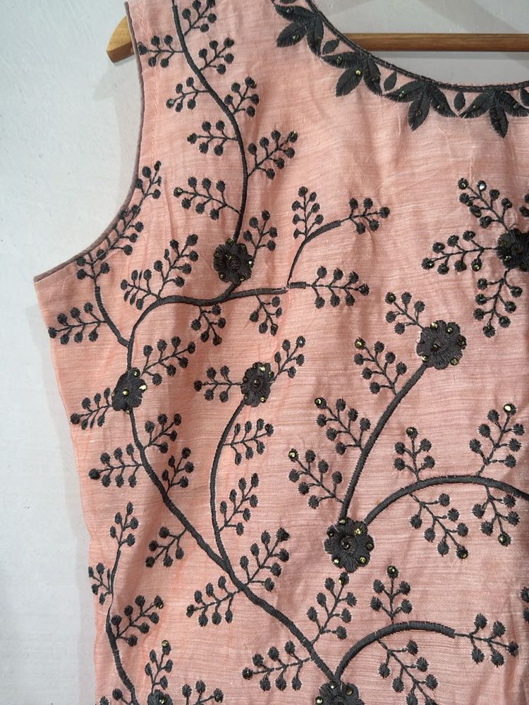 Peach Embroidered Sleeveless kurta set XXL