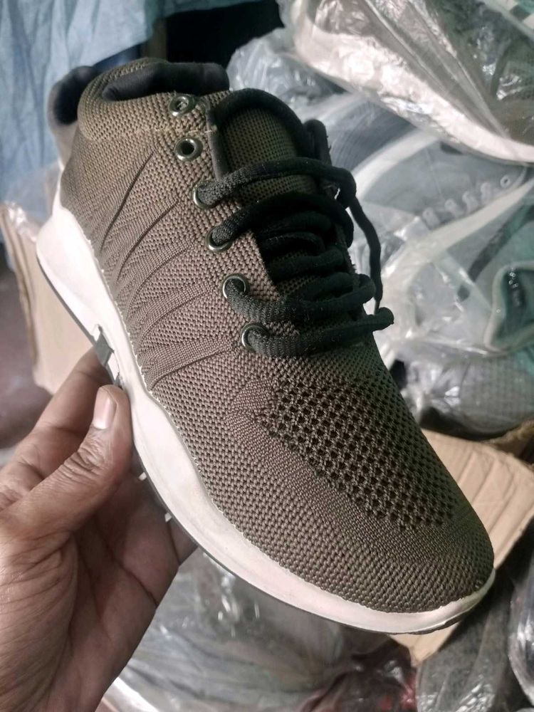 NEW NO USED SPORTS SHOES FOR MEN AND WOMEN.