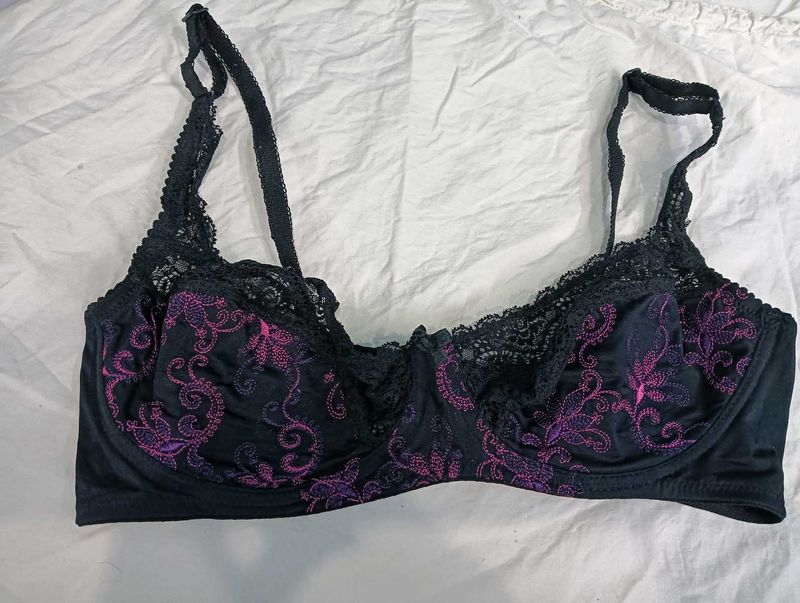 Elegant Black 💛&amp; Pink Embroidered Bra