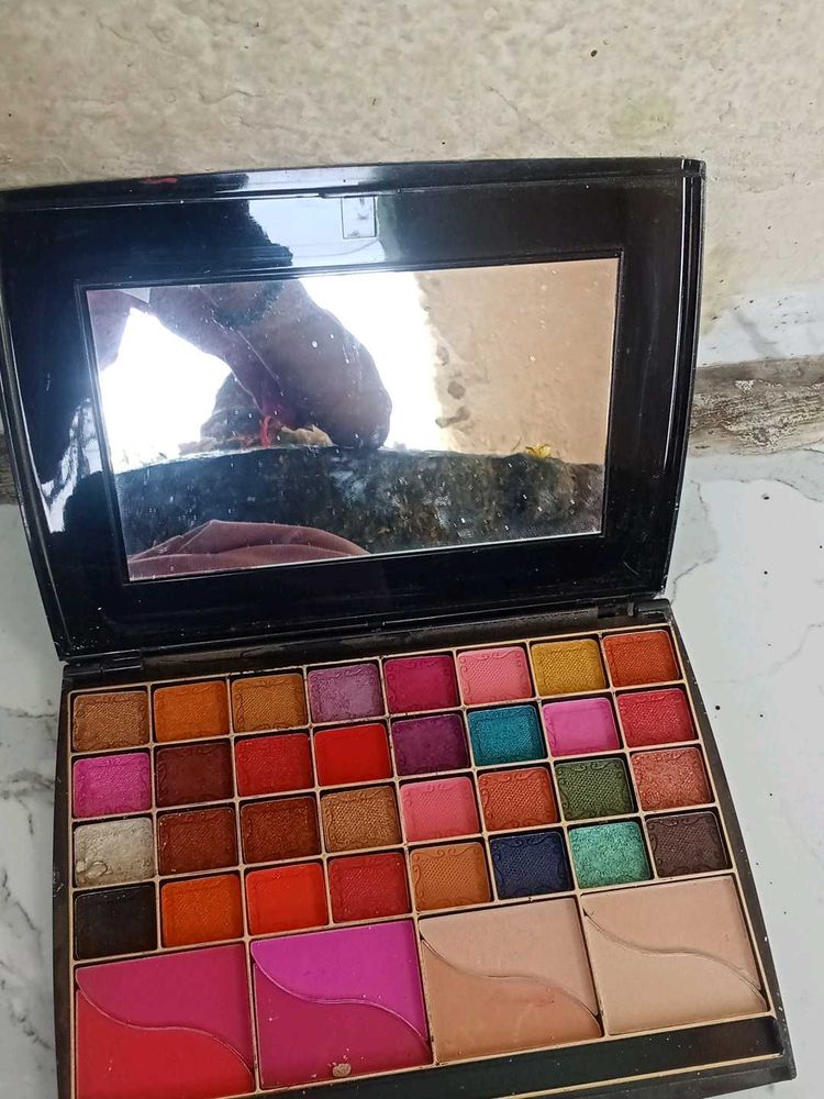 Eyeshadow Palette with Mirror