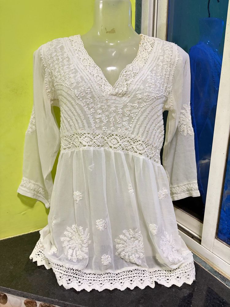 🫶🏻🤍🤍🤍*White Chikankari short kurti