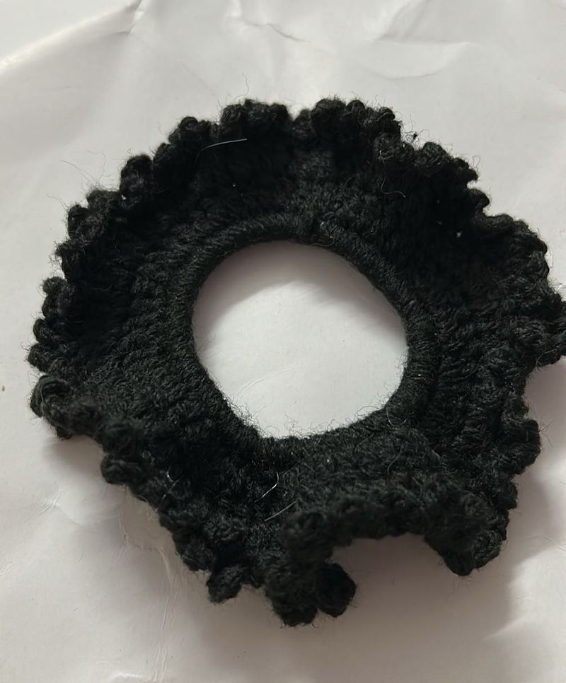 Black scrunches