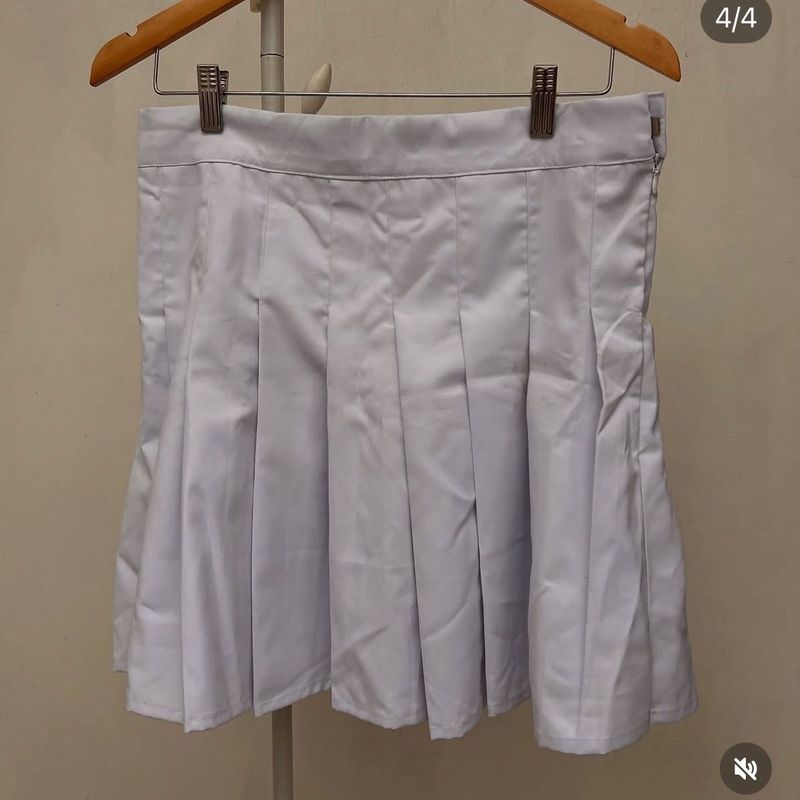 White pleated mini Skirt with a zip on the side.