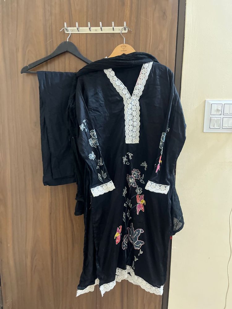 Elegant Black Kurta Set with Floral Embroidery