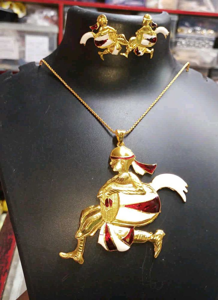 Unique Gold Tone Pendant &amp; Earring Set