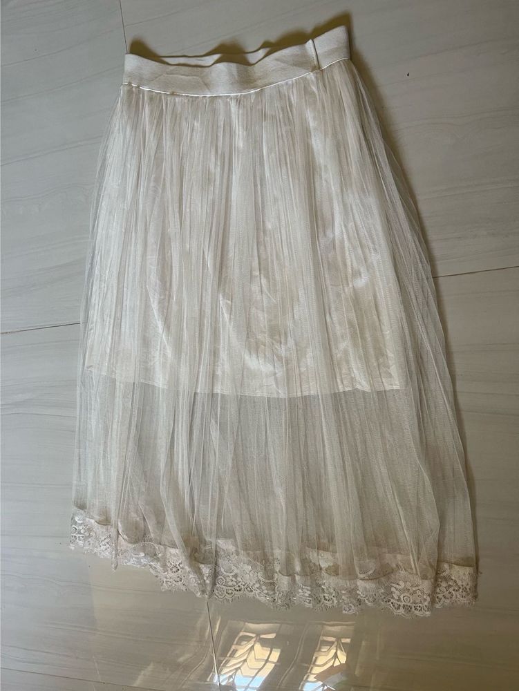 Elegant White Tulle Skirt with Lace Trim